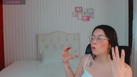 Snapshot of emmalove_doll chatting on April 2026 01:28:02 AM Emmas Room online show from April 2026 01:28:02 AM