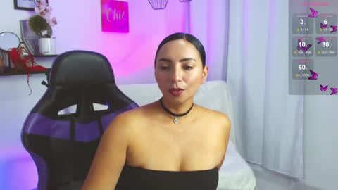 Snapshot of emmi_cam chatting on April 2026 01:09:02 PM Emmi Cam online show from April 2026 01:09:02 PM