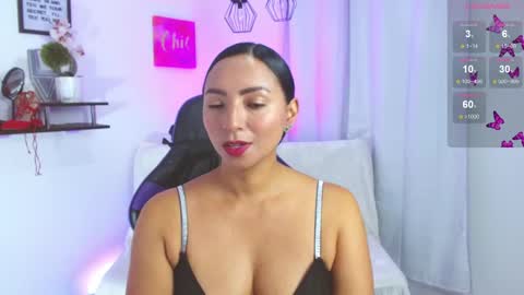 Snapshot of emmi_cam chatting on April 2026 01:15:01 PM Emmi Cam online show from April 2026 01:15:01 PM