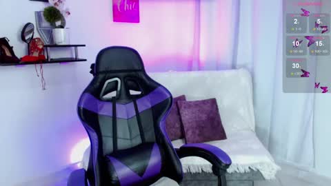 Snapshot of emmi_cam chatting on May 2026 01:07:01 PM Emmi Cam online show from May 2026 01:07:01 PM