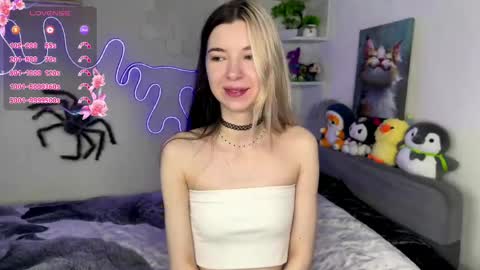 Snapshot of emmie_everly chatting on May 2026 08:37:02 PM emmie_everly online show from May 2026 08:37:02 PM