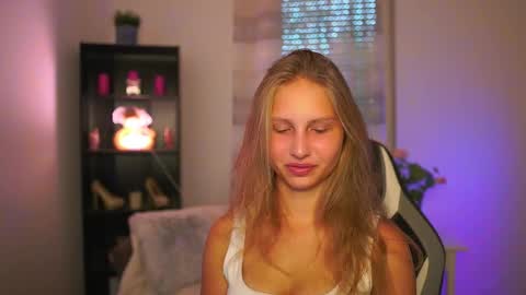 Emmie online show from October 2025 01:09:01 PM