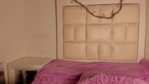 emmily_evans_ online show from November 2025 12:15:01 PM