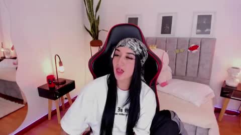 Emmy Evans  online show from January 2025 09:05:01 PM