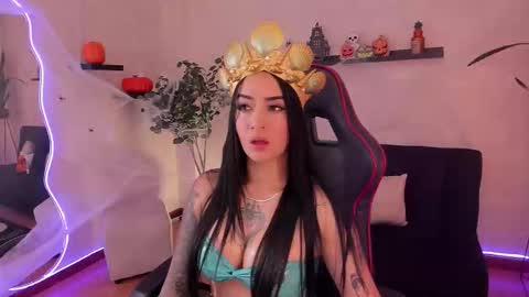 Emmy Evans  online show from October 2025 07:53:01 PM