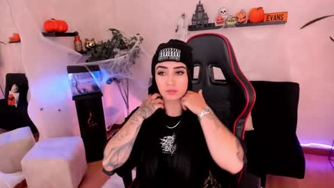 Emmy Evans  online show from October 2025 07:27:01 PM