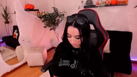 Emmy Evans  online show from October 2025 08:31:01 PM