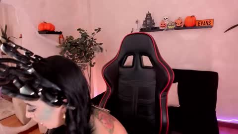 Emmy Evans  online show from October 2025 07:52:01 PM