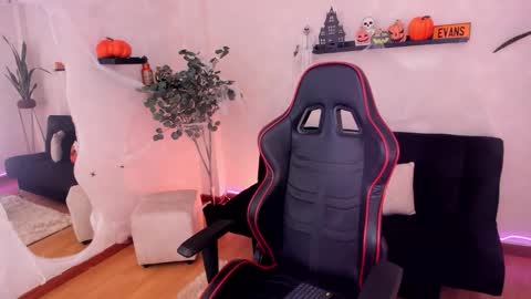 Emmy Evans  online show from October 2025 08:11:02 PM