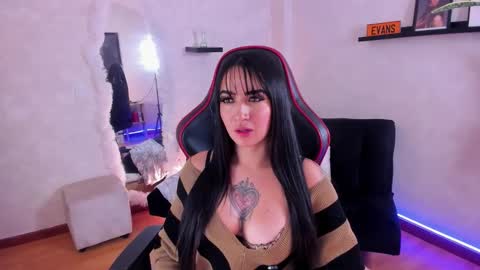 Emmy Evans  online show from January 2026 07:39:01 PM