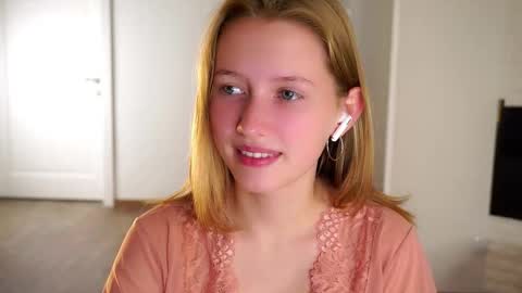 Snapshot of emmyleri chatting on September 2025 11:43:01 AM Emmy online show from September 2025 11:43:01 AM