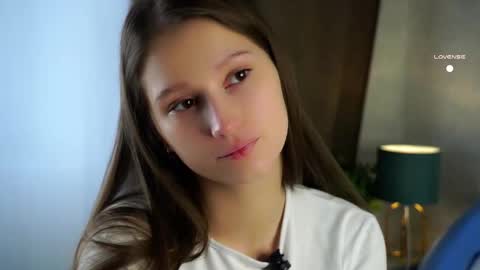 Snapshot of emmyleri chatting on October 2025 01:14:02 AM Emmy online show from October 2025 01:14:02 AM