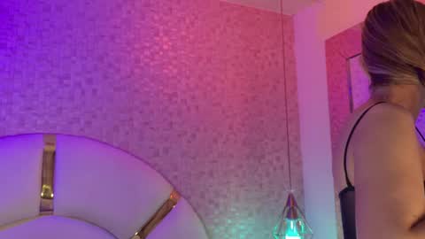 Emy  online show from December 2025 11:52:02 AM