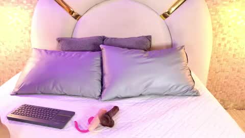 Emy  online show from April 2026 11:39:02 AM