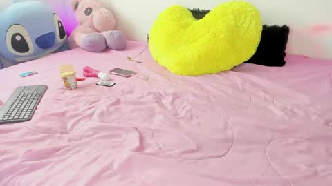 Snapshot of emy_xdy chatting on May 2026 03:42:02 PM Im Emily would you like to help me reach 100 online show from May 2026 03:42:02 PM