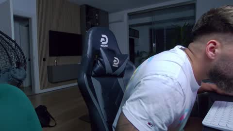 Erik online show from January 2025 06:34:02 PM