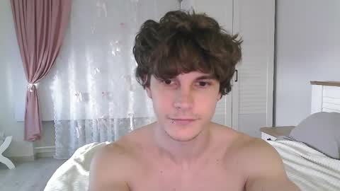 Snapshot of eric_crush chatting on May 2026 04:40:02 AM Eric Crush online show from May 2026 04:40:02 AM