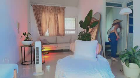 TINY  online show from October 2025 05:46:02 PM