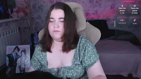 Snapshot of estelle_hicks chatting on June 2026 07:27:02 PM estelle_hicks online show from June 2026 07:27:02 PM
