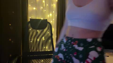 Ester online show from December 2025 03:27:02 PM