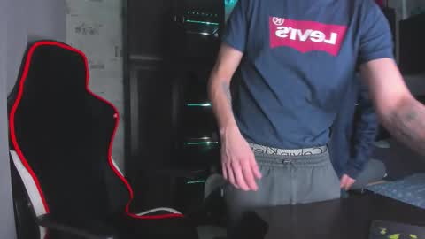 Snapshot of esthetics_boys chatting on November 2025 01:44:01 AM LOUIS online show from November 2025 01:44:01 AM