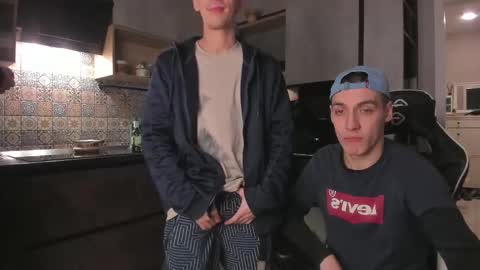 Snapshot of esthetics_boys chatting on December 2025 08:24:02 PM LOUIS online show from December 2025 08:24:02 PM