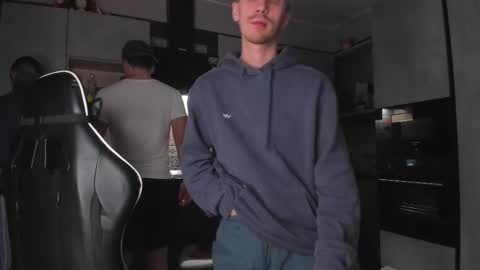 Snapshot of esthetics_boys chatting on December 2025 07:32:01 PM LOUIS online show from December 2025 07:32:01 PM