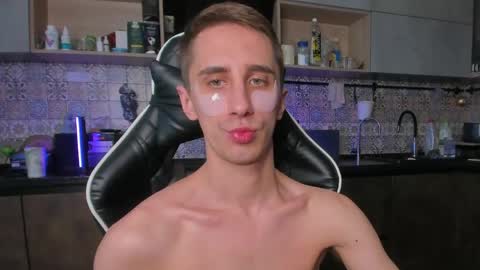 Snapshot of esthetics_boys chatting on May 2026 06:55:02 AM LOUIS online show from May 2026 06:55:02 AM
