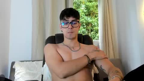 etham_wolf1 online show from May 2026 06:38:02 PM