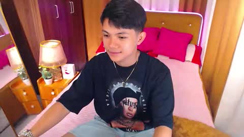Snapshot of ethan_lauren chatting on April 2026 06:09:01 PM ethan_lauren online show from April 2026 06:09:01 PM