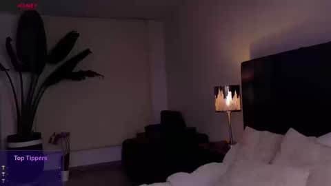 Joan online show from September 2025 04:39:02 AM