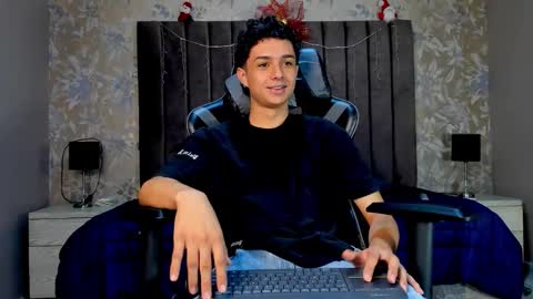 ethanlowell online show from December 2025 05:13:01 AM