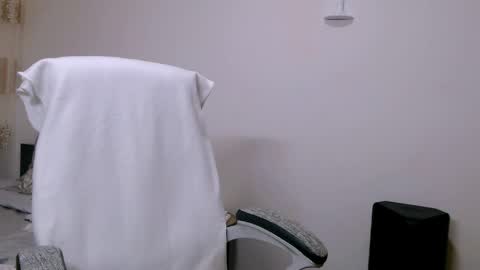 EvadesireONE online show from April 2026 04:59:01 PM