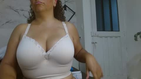 Eva Mills online show from October 2025 08:40:02 PM