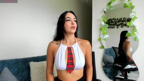Snapshot of evaritz__ chatting on June 2026 11:48:01 AM EVARITZ online show from June 2026 11:48:01 AM