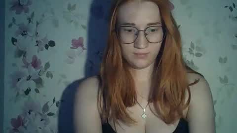 Snapshot of eveliina_shy chatting on June 2026 04:18:01 PM Evelina online show from June 2026 04:18:01 PM