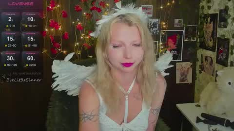 Snapshot of evelittlesinner chatting on October 2025 11:49:01 PM Eve online show from October 2025 11:49:01 PM