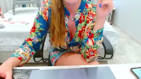 Snapshot of evelove33 chatting on May 2026 03:40:02 PM evelove online show from May 2026 03:40:02 PM