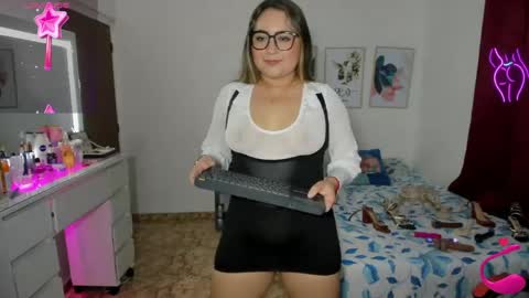 Snapshot of evelyn_squirts chatting on June 2026 10:44:02 PM Evelyn online show from June 2026 10:44:02 PM