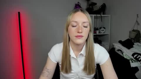 evelynblond online show from April 2026 05:54:01 AM