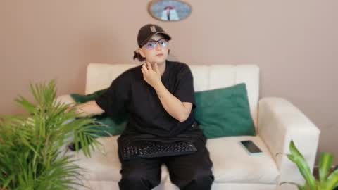 Feelena online show from September 2025 01:01:01 PM