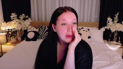 Felicia Herceg online show from November 2025 07:46:02 PM