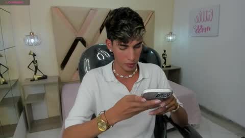 FER PHOENIX online show from October 2025 04:00:01 AM