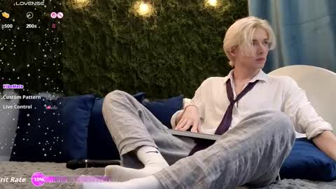 Snapshot of fiachand chatting on November 2025 08:08:02 PM Thomas online show from November 2025 08:08:02 PM