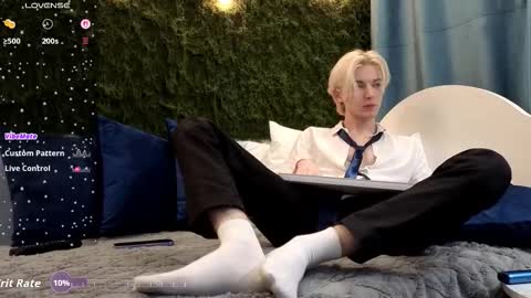 Snapshot of fiachand chatting on November 2025 07:51:02 PM Thomas online show from November 2025 07:51:02 PM