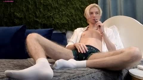 Snapshot of fiachand chatting on December 2025 09:23:02 PM Thomas online show from December 2025 09:23:02 PM