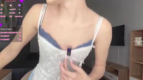 Snapshot of florenceheatly chatting on June 2026 10:21:01 AM Flora online show from June 2026 10:21:01 AM