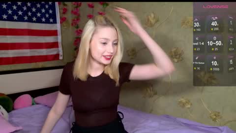 fluffy_cloude online show from October 2025 12:23:02 PM