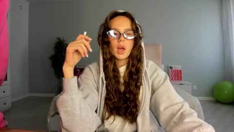 Kira online show from September 2025 01:18:01 AM