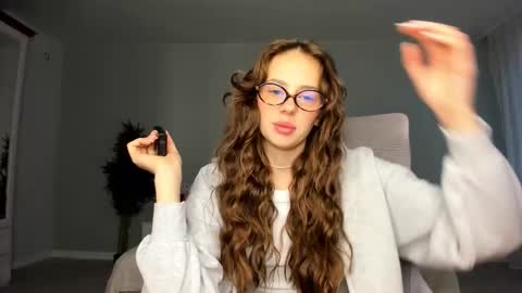 Kira online show from October 2025 12:43:01 AM